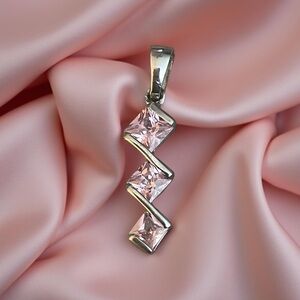 Gorgeous vintage 925 Sterling, silver and pink sapphire, jewelry pendant!